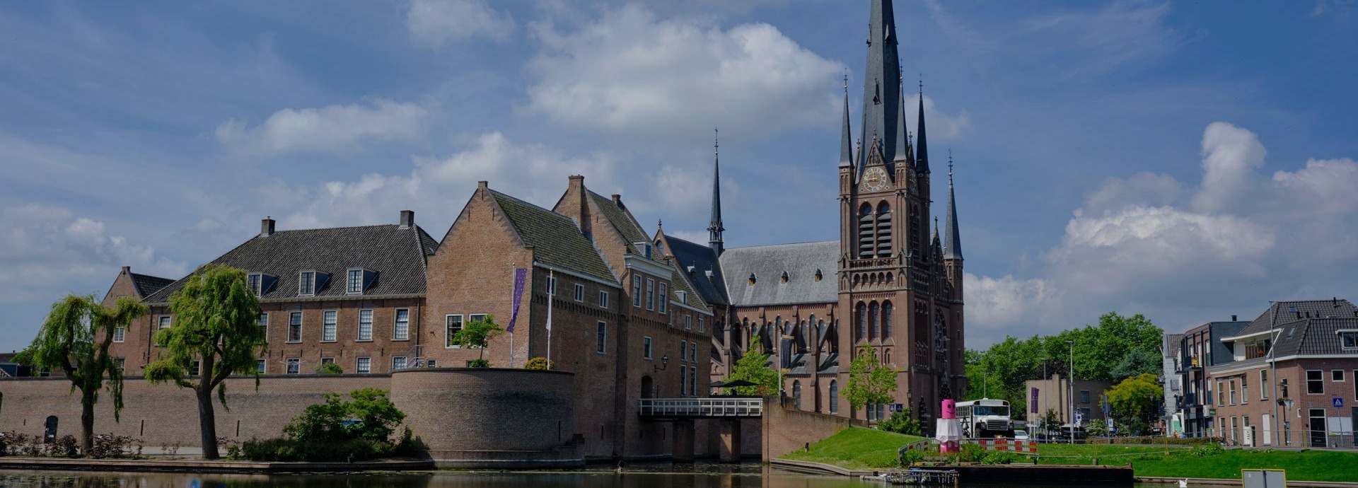 Kasteel van Woerden met daarachter de katholieke Sint-Bonaventurakerk