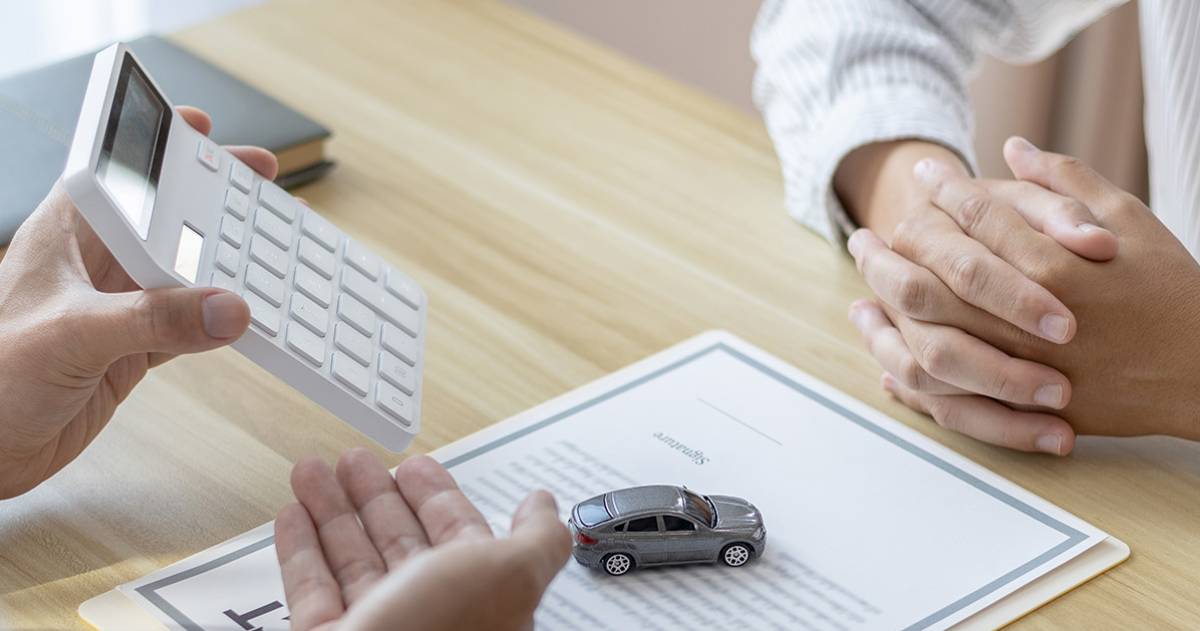 Aanvullende autoverzekering; verzekeringsadviseur verteld de verzekerde welke mogelijkheden er zijn