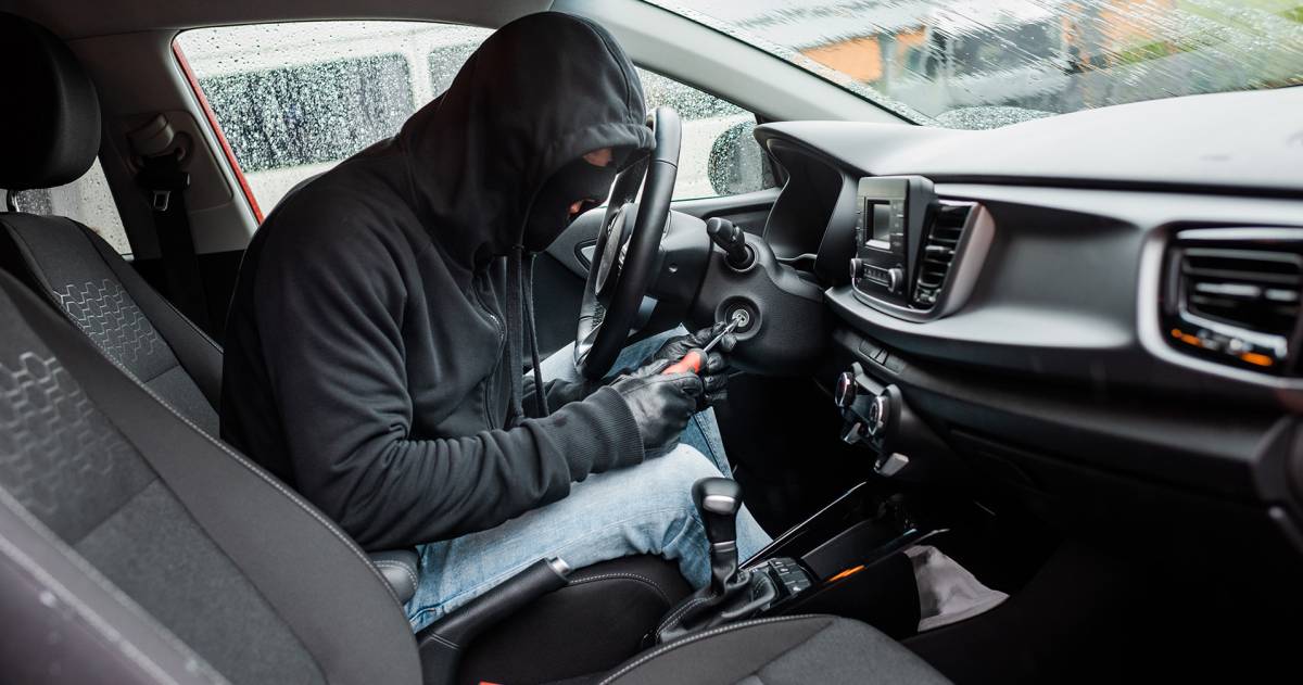 Autodiefstal; autodief zit in een auto met een bivakmuts en handschoenen aan en probeer de auto te starten met een schroevendraaier