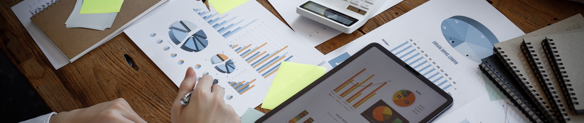 Afbeelding van de diverse collega's van het bedrijf die samenwerken in de bestuurskamer, brainstormen, discussiëren en de bedrijfsstrategie analyseren.