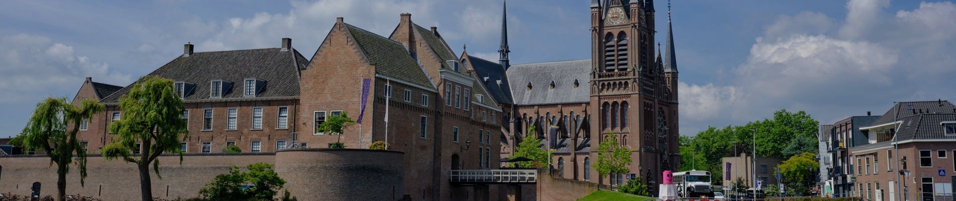 Kasteel van Woerden met daarachter de katholieke Sint-Bonaventurakerk